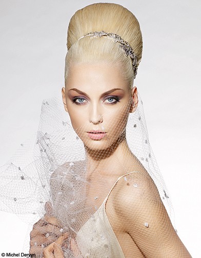 Avec une robe qui dégage vos épaules, comme la Robe bustier le chignon King size est lidéal! Votre robe, vos épaules et votre décolleté seront misent en