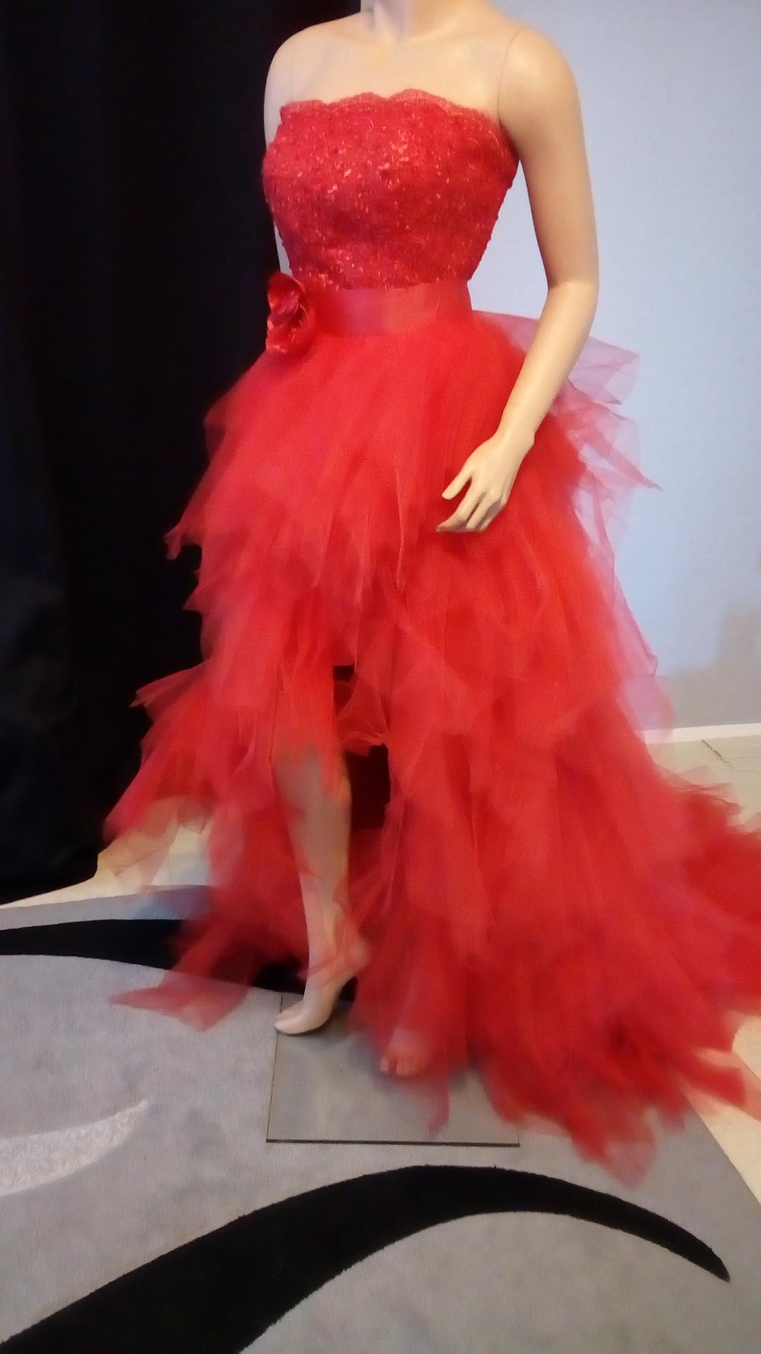 Création robe de mariée tulle rouge avec traîne