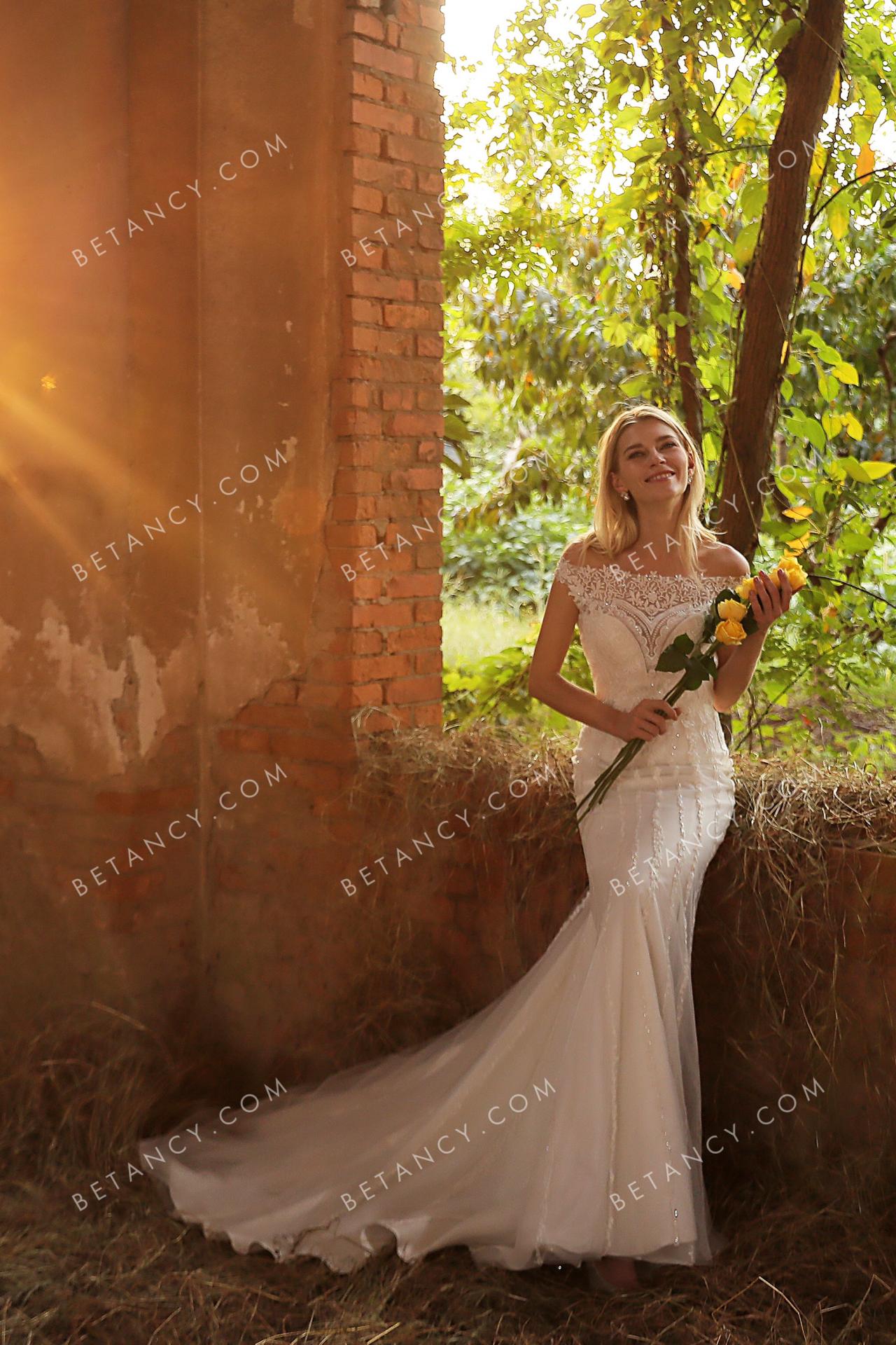 An elegant fishtail bridal gown for a modern princess 3
