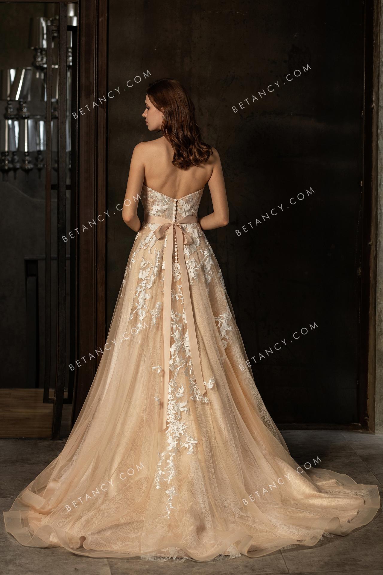 Asymmetric floral lace appliques on mesh wholesale wedding dress 3