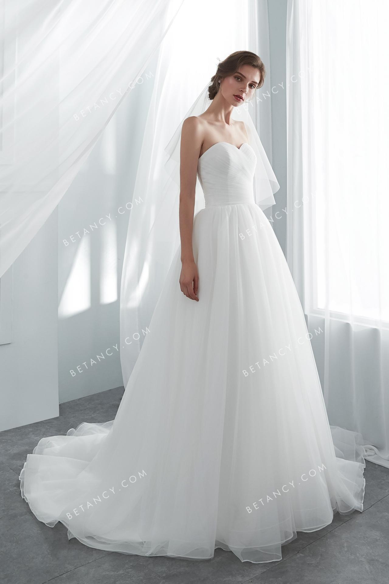 Classic and traditional soft white tulle wedding gown 2