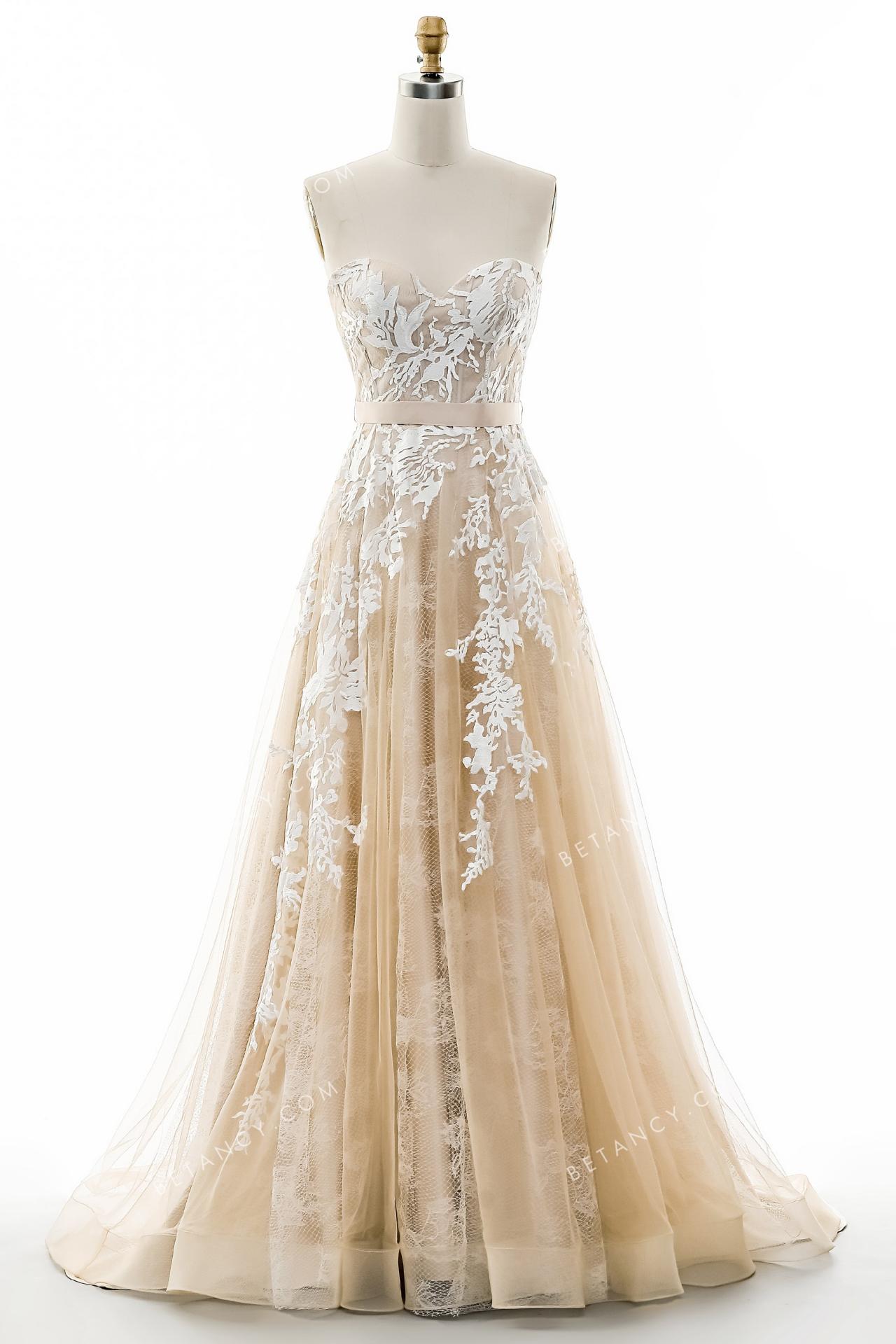 Crema wedding dress with asymmetric floral lace appliques 4