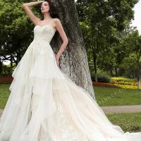 Flounced lace and tulle wedding gown 3