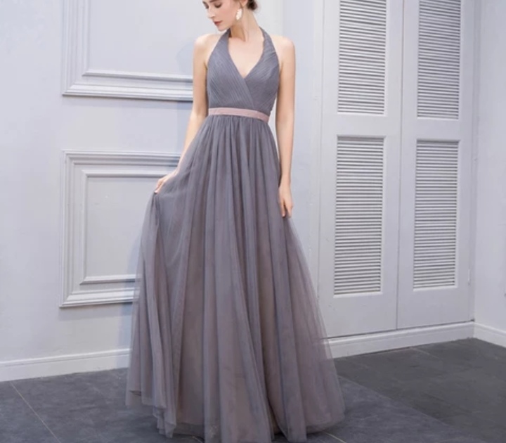 Robe grise en mousseline