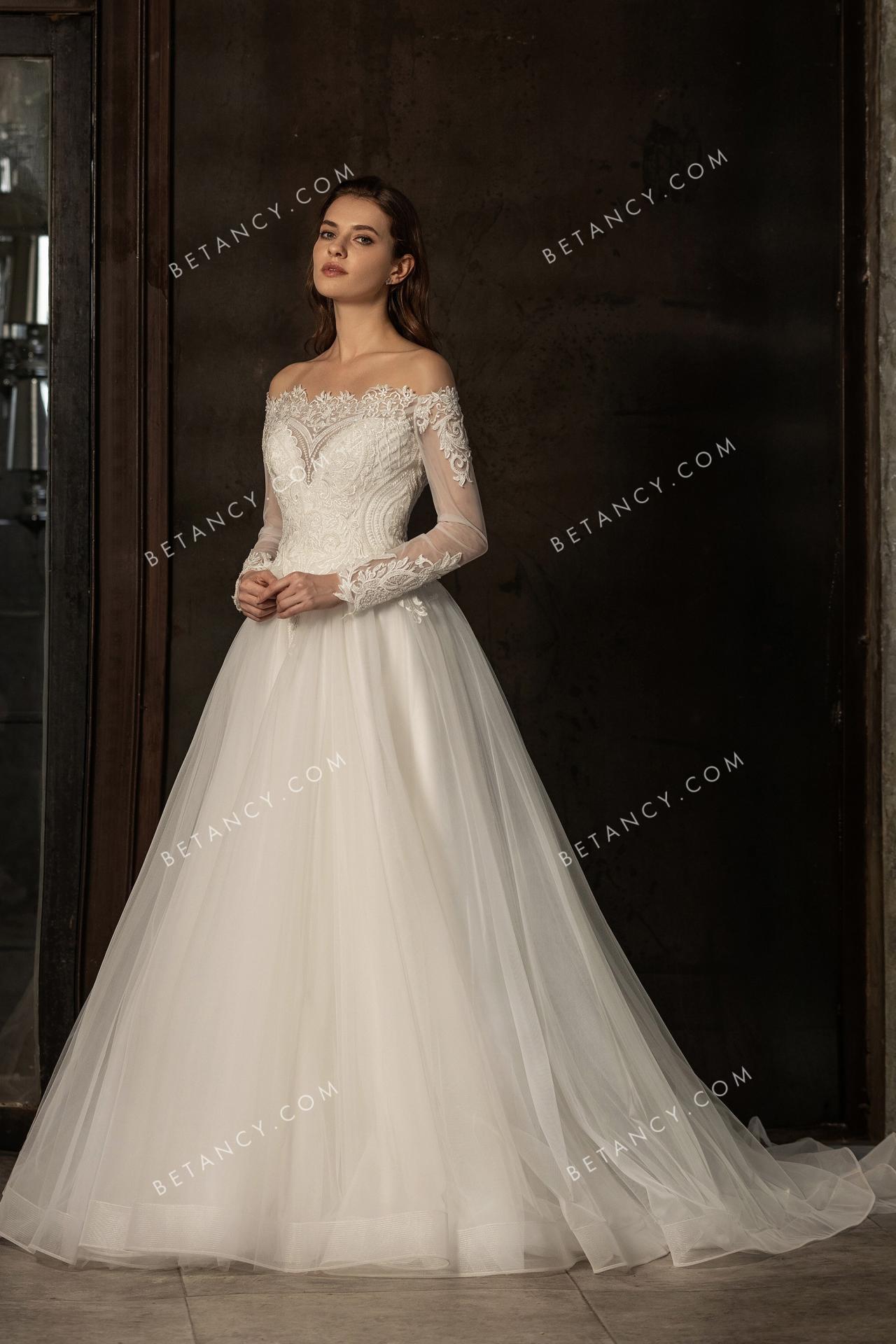 Luxurious beaded ivory lace and tulle bridal gown 1