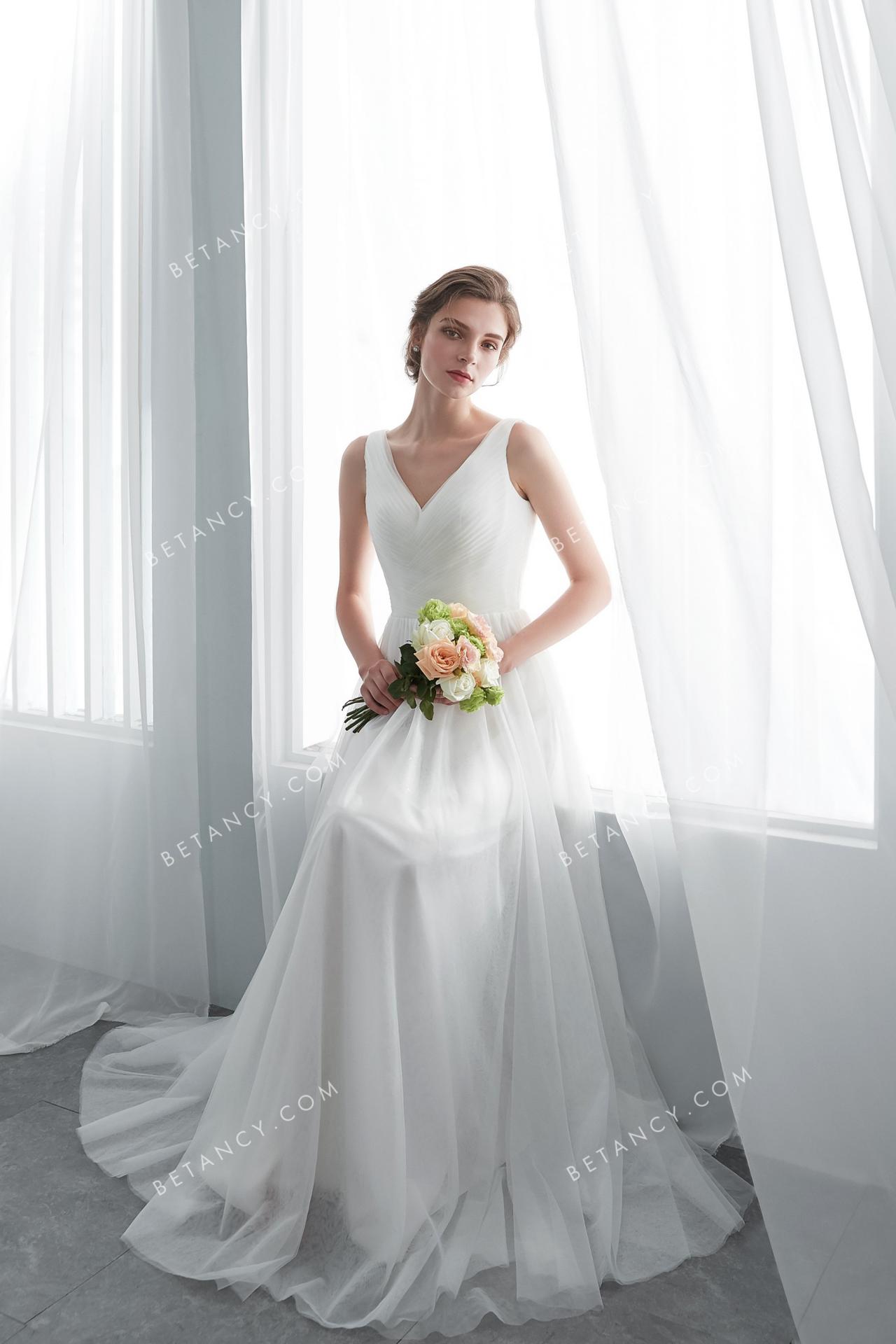 Pleated v neck sleeveless soft tulle wedding gown 3