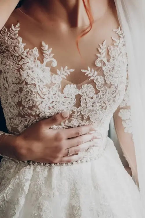 Corsage travaillé avec une magnifique dentelle - Tenuesdesoiree.com