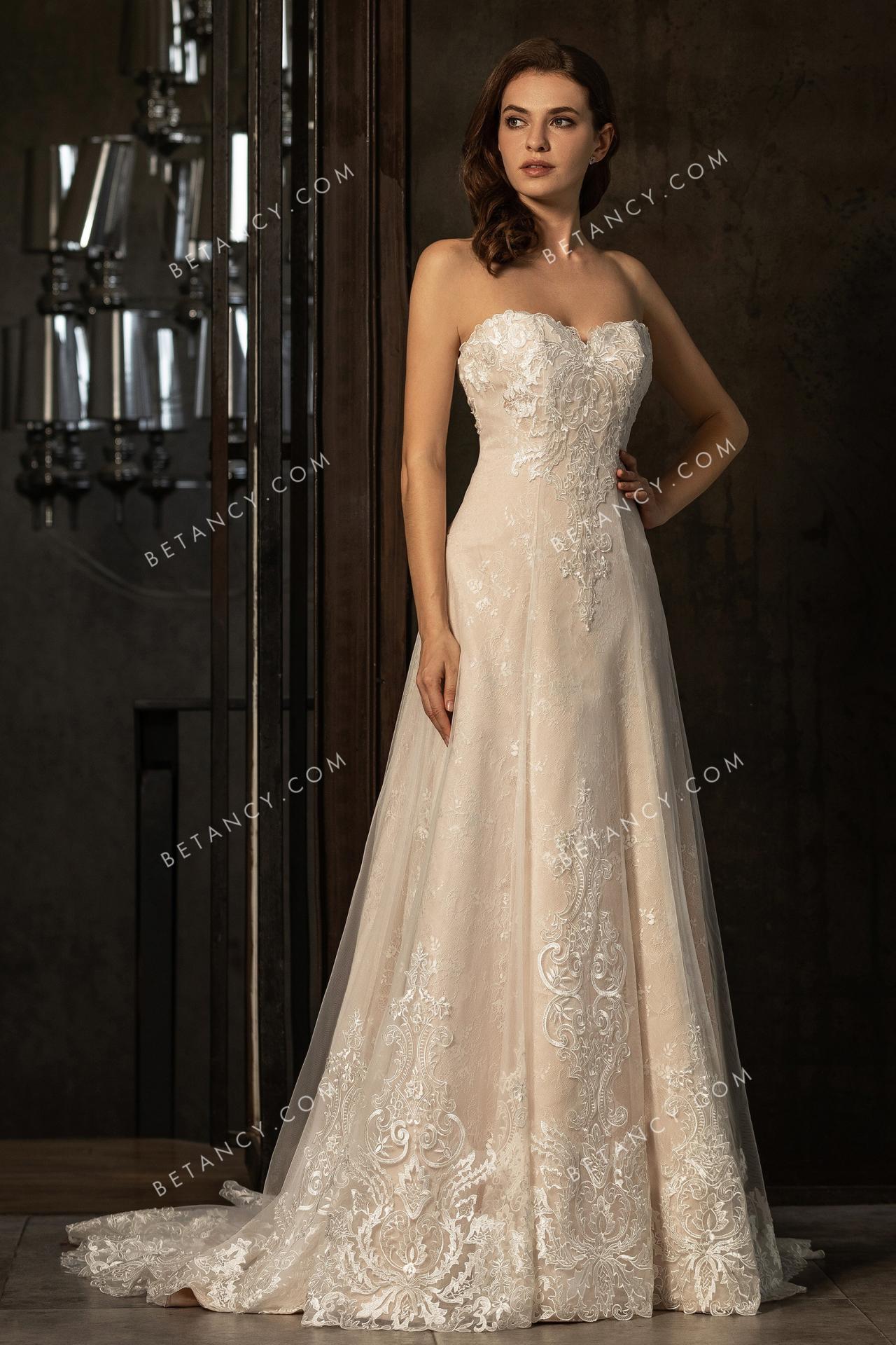 Pretty strapless sweetheart neckline wedding dress 2