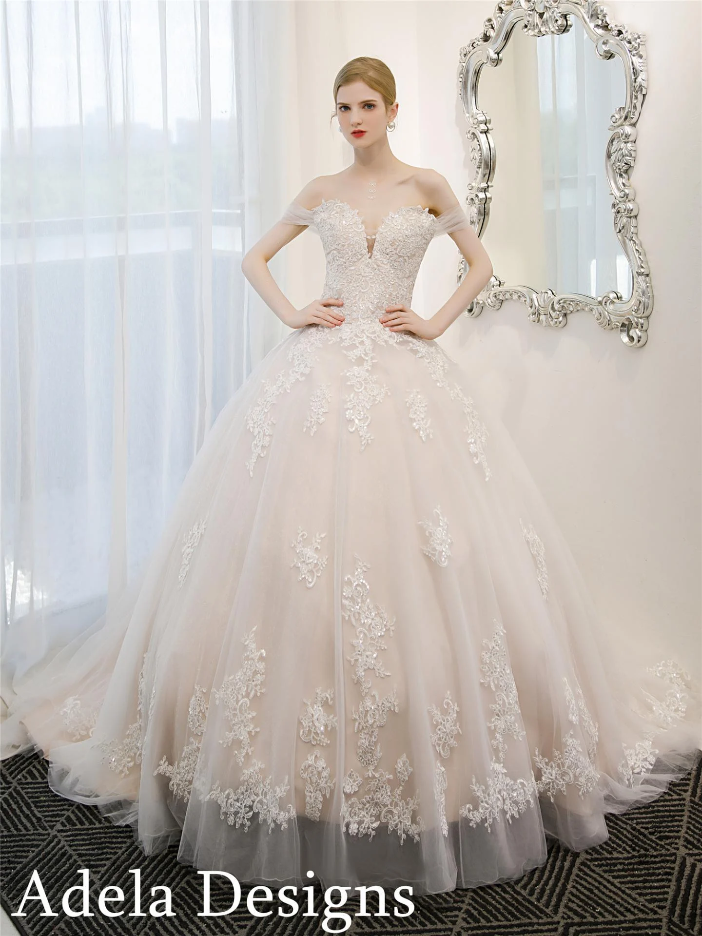 Robe de mariée princesse idéale pour morphologie en A avec bustier brodé et jupe évasée.